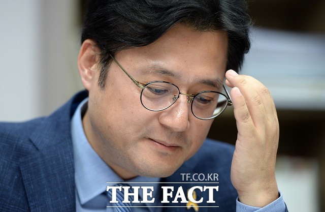 위안부 문제는 이제 한일간 정상회담을 통해 해결하려는 노력이 필요하다는 것이 홍 의원의 생각이다. 그는 정상회담은 꼭 좋은 이야기만 하는 자리가 아니다고 말했다. / 국회=임영무 기자