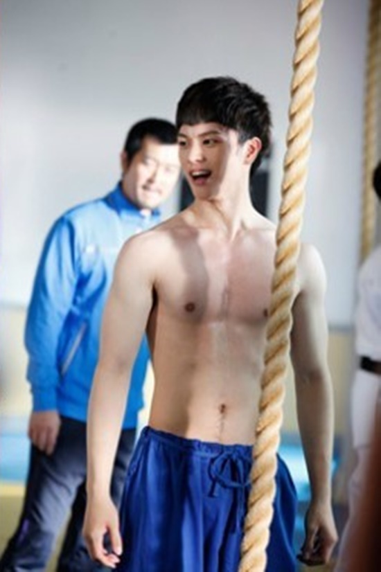 육성재 상의 탈의. 육성재가 상의를 탈의한 채 탄탄한 몸매를 자랑해 눈길을 끌었다. /tvN 제공