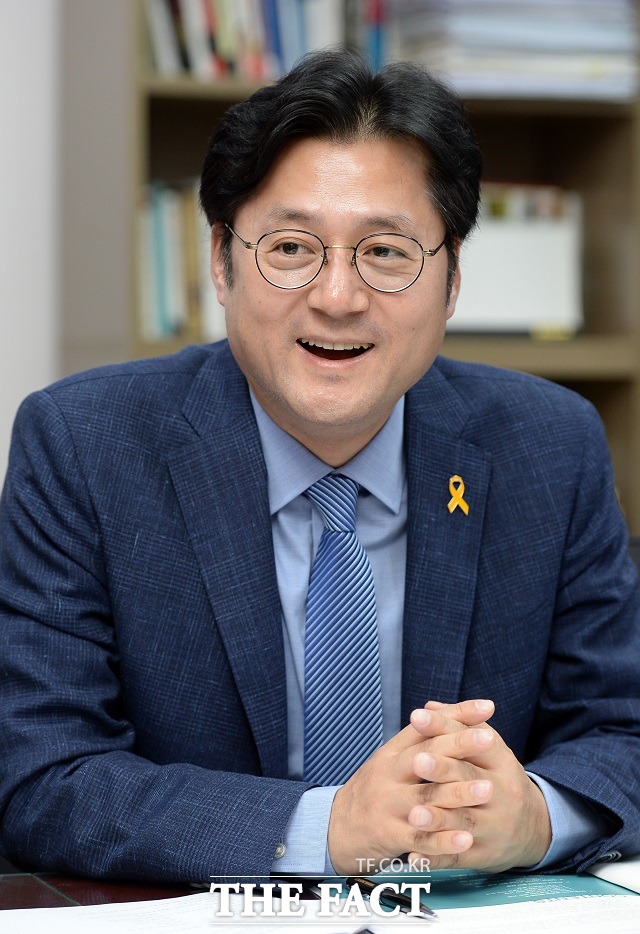해피먼데이 법안은 말이죠 홍익표 새정치민주연합 의원은 한글날·어린이날·현충일을 요일 지정휴일제로 정해 토·일·월 사흘간 쉴 수 있도록 하자는 내용을 담은 이른바 해피먼데이 법안을 발의해 눈길을 끌고 있다./국회=임영무 기자