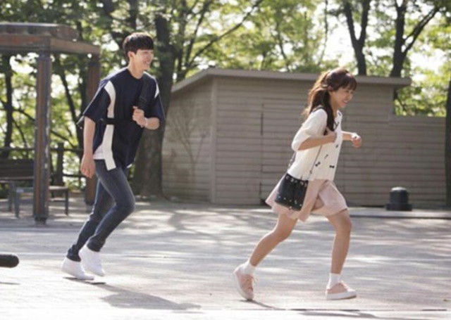 김소현 남주혁 나 잡아봐라. 배우 김소현의 SNS에 올라온 사진 한 장이 눈길을 끈다. / 김소현 트위터