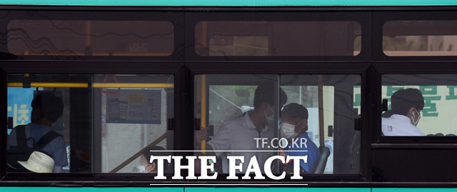버스에선 마스크 - 통풍이 잘 되지 않는 버스에서 시민들이 마스크를 쓰고 이동하고 있다.