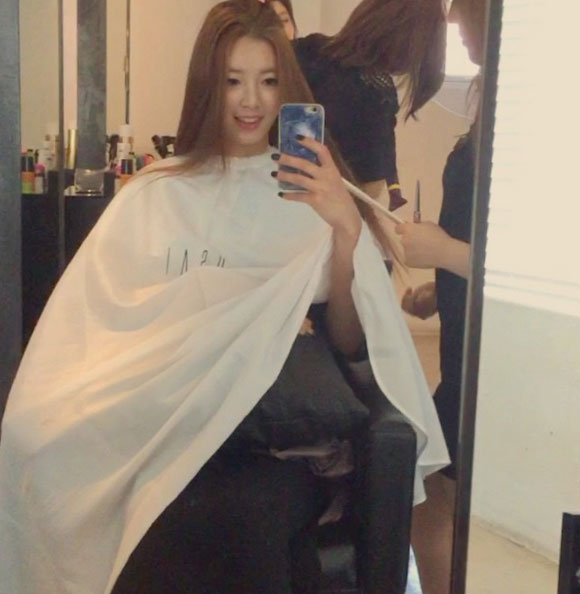 유승옥 몸매 가린 몸짱! 유승옥이 미용실에서 찍은 영상이 눈길을 끌고 있다. /유승옥 인스타그램