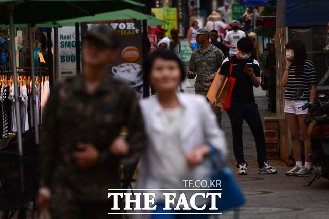 군 부대의 메르스? - 오산 공군부대의 부사관이 메르스 양성 판정을 받은 가운데 부대 앞 거리에 한국군과 미군이 마스크를 하지 않은 채 거리를 활보하고 있다.