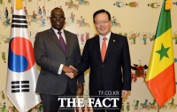 [TF포토] 마키 살 세네갈 대통령과 악수 나누는 정의화 국회의장