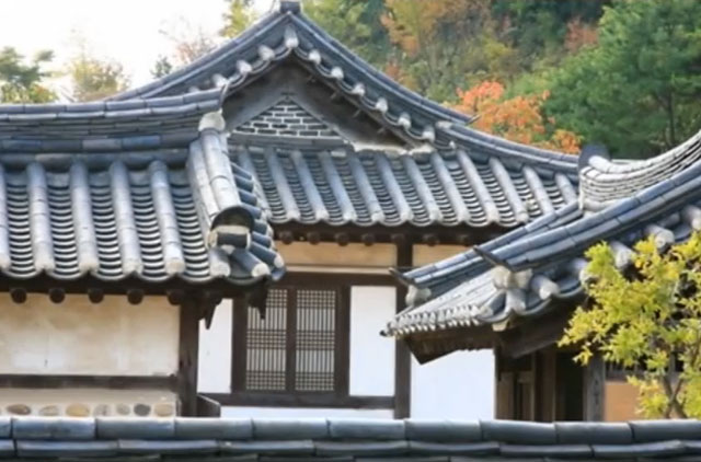 한옥의 건충양식. 한옥의 건충양식에 빠진 관광객들이 크게 늘고 있다. /유튜브 영상 캡처