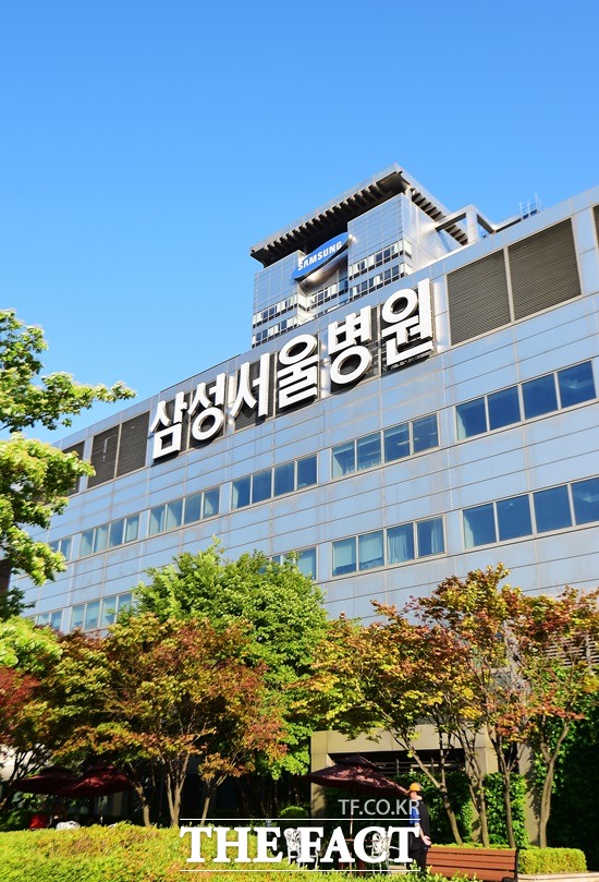 삼성서울병원 기자회견 송재훈 삼성서울병원장은 7일 기자회견을 열고 메르스(중동호흡기증후군) 감염자는 자택 격리 및 근무 제한을 실행하고 있다며 메르스 감염자는 국가 지정 격리 병원으로 이송됐다고 밝혔다.
