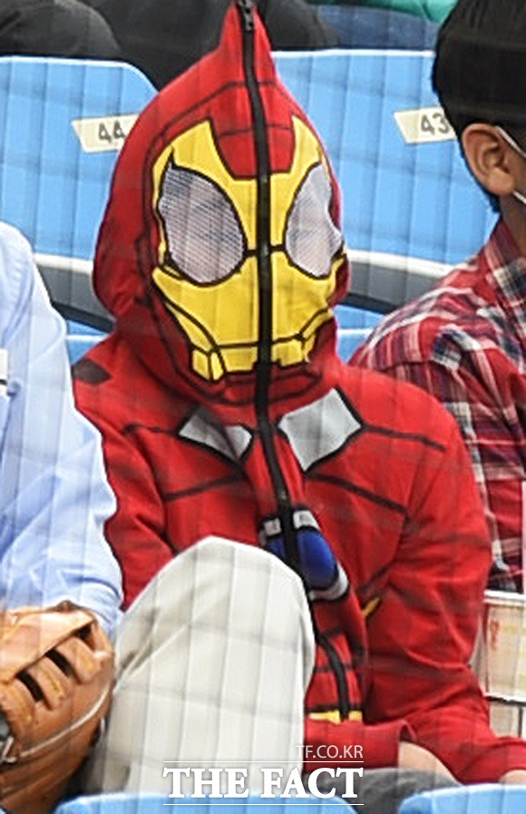 메르스 막는 스파이더맨? 야구장은 찾은 한 어린이 팬이 마스크를 쓰고 있는 가족들 사이에서 스파이더맨 가면을 쓰고 경기를 관전하고 있다.