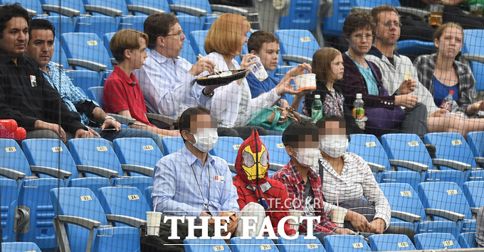 메르스 공포-내외국인의 온도차(?) 마스크를 착용한 채 경기를 관전하는 한국인 가족과는 다르게 뒤쪽 외국인 가족들의 분위기는 비교적 편안하고 여유가 있다.