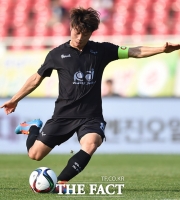 [TF포토] 김두현 '나의 강슛을 받아라'