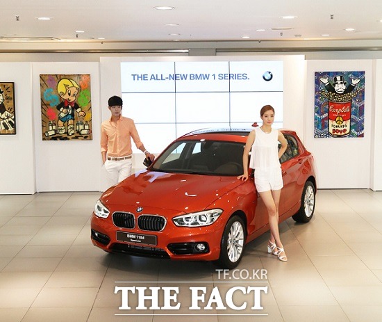 BMW 코리아, 뉴 1시리즈 국내 출시…3890만 원~3950만 원 BMW 코리아는 8일 세계적인 그리피티 아티스트 알렉 모노폴리의 작품과 함께 뉴 1시리즈를 국내 시장에 출시했다.  / BWM 코리아 제공
