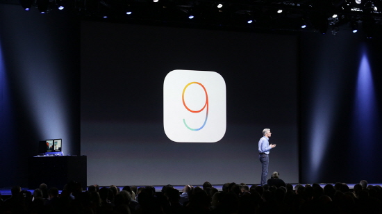 iOS9 크레이그 페테리기 애플 소프트웨어 엔지니어링 수석부사장이 애플 iOS9을 소개하고 있다./ 애플 홈페이지