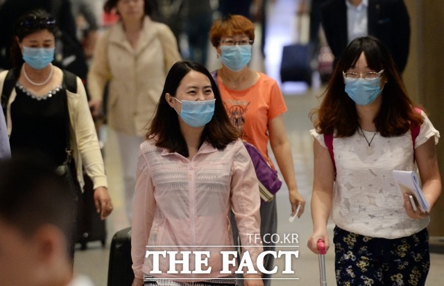 日 간사이국제공항, 몰려드는 외국인 관광객에 임원들까지 현장 풀가동 일본의 허리 오사카 지역을 대표하는 간사이국제공항이 엔저 등의 영향으로 급증하고 있는 외국인 관광객 맞이에 버거워하고 있다. 사진은 기사 내용과 관계 없음 /임영무 기자