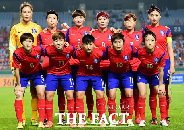 한국 0-0 브라질 한국이 10일 몬트리올의 올림픽 스타디움에서 열리고 있는 2015 FIFA 캐나다 여자 월드컵 조별리그 E조 1차전 브라질과 경기에서 전반 30분이 지나고 있는 현재 0-0으로 맞서고 있다. / 배정한 기자