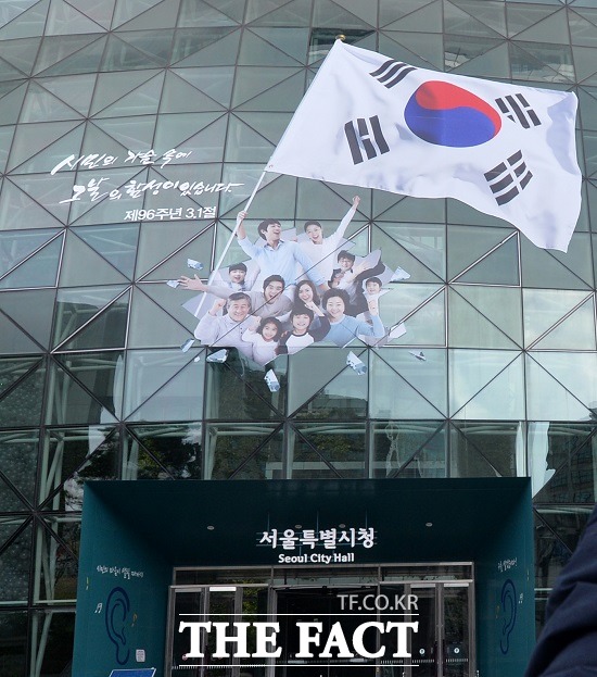 서울시는 제2롯데월드 주차예약제 임시 중단에 대해 논의, 29일 오후께 발표할 예정이다. /더팩트 DB