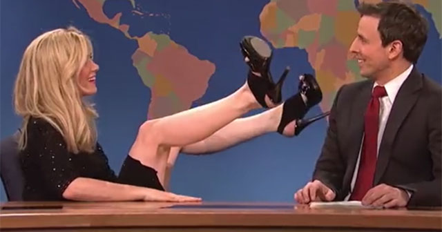 유튜브 마션 크리스틴 위그, 그가 벌렸다. 마션에 출연한 크리스틴 위그의 쩍벌 유혹 영상이 유튜브를 휩쓸고 있다./유튜브 영상 캡처