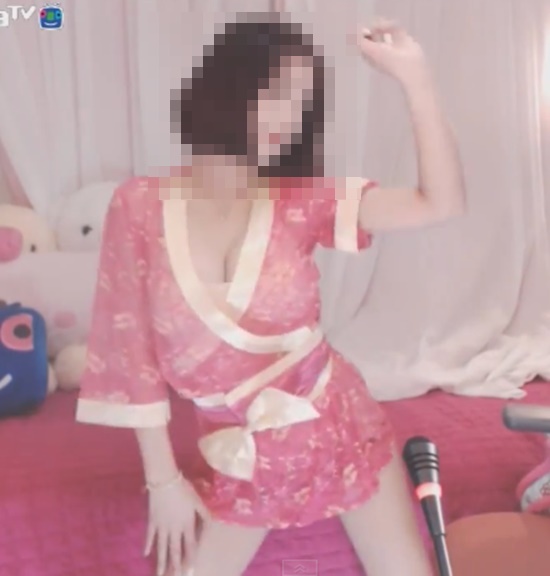 유튜브 위아래 섹시버전. 란제리녀의 섹시댄스가 주목을 받고 있다.  / 유튜브 화면 캡처