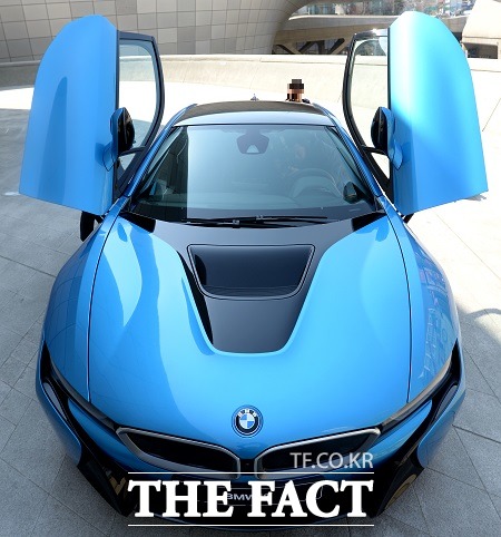 5월 수입차 점유율 15.24%…BMW, 벤츠 제치고 1위 탈환 10일 한국수입자동차협회에 따르면 지난 5월 수입차 신규등록 대수는 지난해 동기 대비 20.1% 오른 1만8386대를 기록했다. / 더팩트 DB