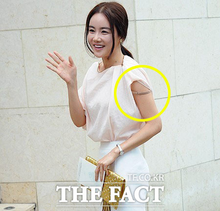 황우슬혜 흘러내린 속옷. 황우슬혜가 민폐 하객이 됐다. / 더팩트DB