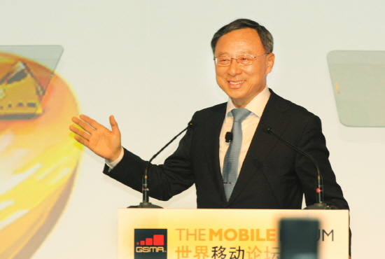 기가토피아? 황창규 KT 회장은 지난해 중국 상하이에서 열린 ‘모바일 아시아 엑스포 2014’에서 ‘연결을 넘어 가치창조, 기가토피아’란 주제로 기조연설을 하고 IoT 산업 리딩을 위한 통신사들의 역할과 방향을 제시한 바 있다./ KT 제공