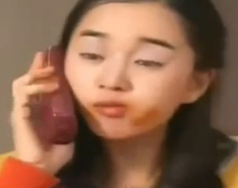 수애 양념치킨 삼매경! 수애가 양념치킨을 먹는 장면이 재조명되고 있다. / MBC 회전목마 영상 캡처