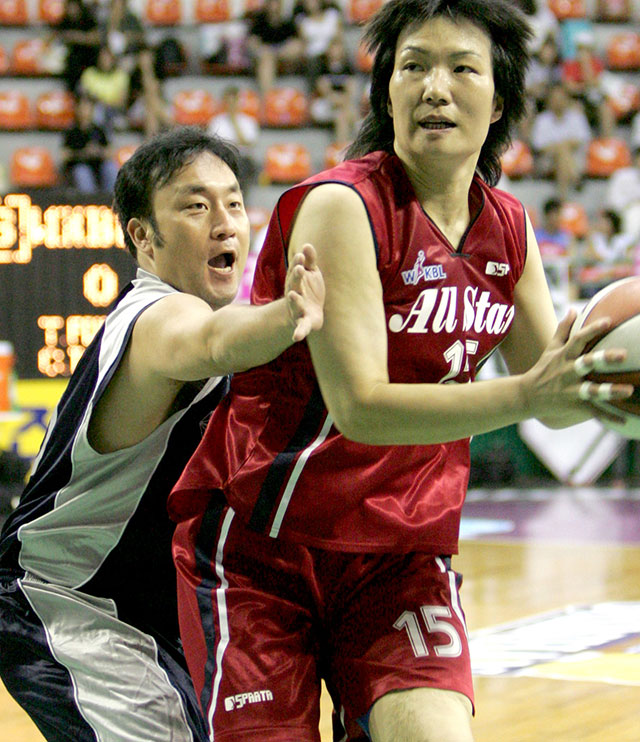 박찬숙 정은숙, 한국 여자 농구의 꽃. 박찬숙(오른쪽) 정은순은 한국 여자 농구를 빛낸 선수다. /더팩트 DB