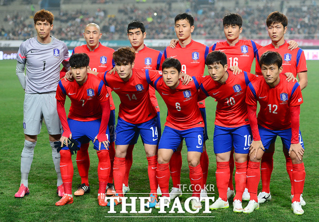 한국, 아랍에미리트 완파 한국 축구 국가 대표팀이 11일 열린 아랍에미리트전에서 3-0으로 이겼다. 대표팀 선수들이 지난 3월 31일 뉴질랜드와 평가전 직전 포즈를 취하고 있다. / 서울월드컵경기장 = 배정한 기자