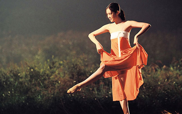 김예원 파격 노출. 배우 김예원의 영화 속 노출 장면이 눈길을 끈다. / 영화 가루지기 스틸