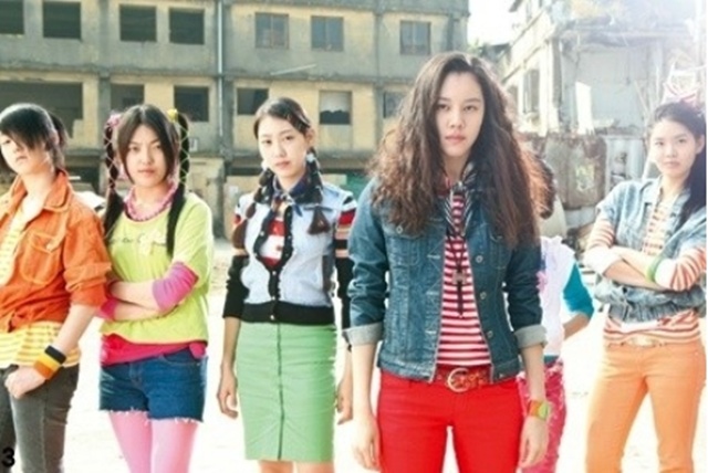 김예원, 일진 여고생 연기. 배우 김예원(오른쪽에서 두 번째)이 써니에서 일진 여고생 연기를 해 눈길을 끌었다. /영화 써니