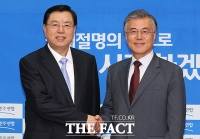 [TF포토] 손 잡은 장더장 중국 전인대 상무위원장-문재인 대표