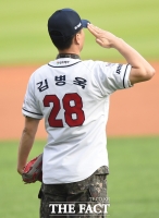 [TF포토] 김병욱 대위 '군인은 군기로 말한다'