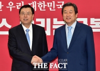 [TF포토] 악수하는 장더장 중국 전인대 상무위원장-김무성 대표
