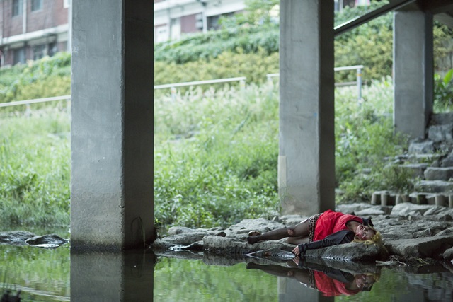 강렬한 연기를 보여준 신인 여배우 권소현. 여배우로서 쉽지 않은 결정이었지만 막상 본인은 아쉬운 부분이 많았다고 설명했다. /마돈나 스틸