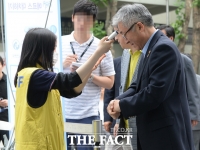 [TF포토] 야구장서 발열체크 받는 김종덕 장관