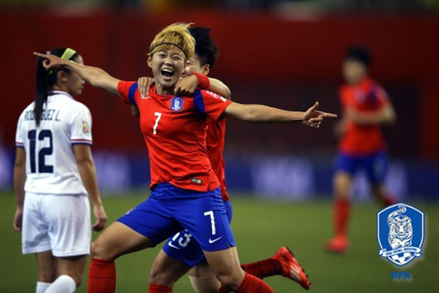 명품 헤딩골! 전가을이 2-2로 비긴 14일 몬트리올의 올림픽 스타디움에서 열린 2015 국제축구연맹 FIFA 캐나다 여자 월드컵 조별리그 E조 2차전 코스타리카와 경기에서 헤딩으로 골을 터뜨리고 기뻐하고 있다. / 대한축구협회 제공