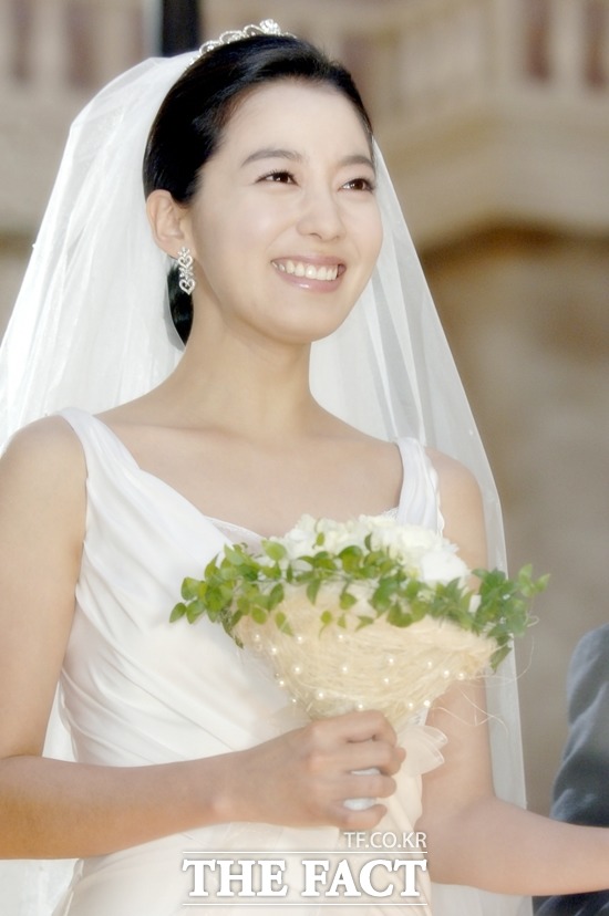 이소연 아름다운 자태! 배우 이소연이 결혼 발표를 한 가운데 웨딩드레스를 입고 있는 현장이 포착돼 눈길을 끌고 있다./더팩트DB