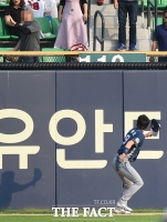 [TF포토] 김종호 '야구장서 이러시면 곤란하죠'