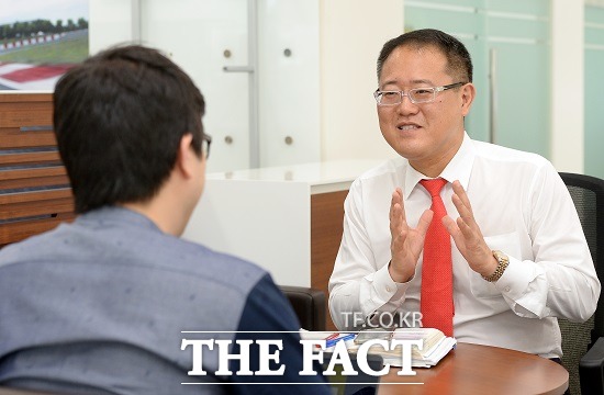 수입차를 가장 잘 사는 방법에 대해 구 부장은 딜러와의 유대 형성, 이것이야 말로 가장 합리적인 차량 구매요령이라고 생각한다고 말했다.