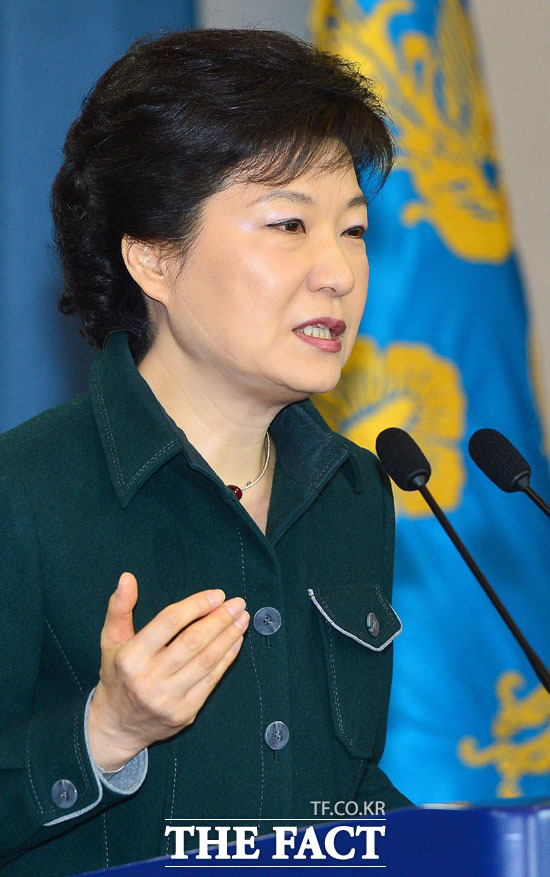 불안 증폭시키는 것, 자제해달라  박근혜 대통령이 15일 메르스(MERS·중동호흡기증후군) 사태 대처와 관련해 국민의 일상생활과 기업들의 경영활동이 정상으로 돌아와야 한다고 강조했다./임영무 기자
