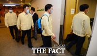 [TF포토] 회의실로 이동하는 '방역관리 점검‧조사단'