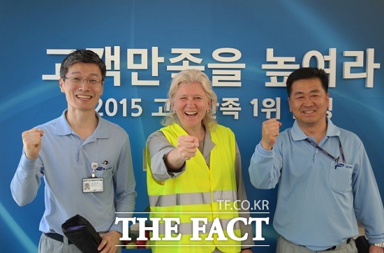 르노삼성, 고객만족도 1위 수성 다짐 이벤트 시행 16일 르노삼성자동차가 부산공장과 기흥 중앙연구소에서 고객만족도 1위 수성 다짐 이벤트 및 고객 만족 NO.1 결의 서명 운동을 시행했다고 밝혔다. / 르노삼성자동차 제공