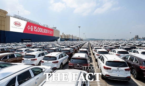 기아차, 4년 3개월 만에 수출 1500만 대 돌파 기아자동차가 올해 6월 중으로 국외 수출 누적 판매 대수 1500만 대를 넘어설 것으로 내다봤다. / 기아자동차 제공