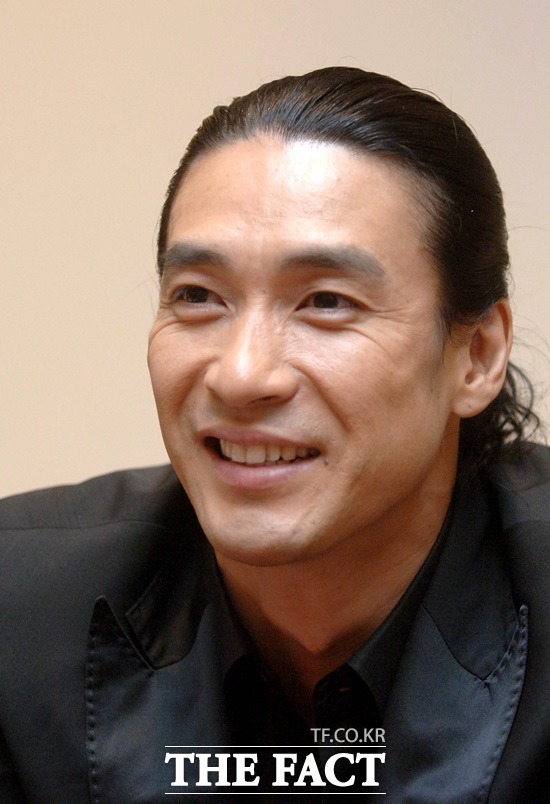 크크섬의 비밀 신성우, 자신만의 키스 노하우 공개! 크크섬의 비밀이 화제가 된 가운데 크크섬의 비밀에 출연했던 배우 신성우의 키스 노하우가 눈길을 끌고 있다./더팩트DB