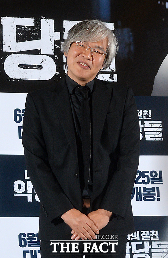 청춘들 힘내요 17일 오전 서울 행당동 CGV왕십리점에서 열린 영화 나의 절친 악당들 언론시사회에서 임상수 감독이 포토타임을 갖고 있다./문병희 기자