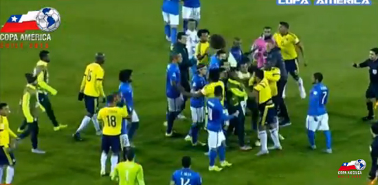 브라질 콜롬비아. 브라질 콜롬비아 경기 중 브라질 콜롬비아 선수들이 몸싸움을 하고 있다. / 유튜브 캡처