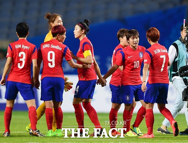 한국, 스페인에 짜릿한 역전승! 한국 여자 대표팀이 18일(한국 시각) 캐나다 오타와에서 열린 2015여자월드컵 조별리그 E조 3차전에서 스페인에 역전승을 거두며 16강 진출을 확정지었다./더팩트DB