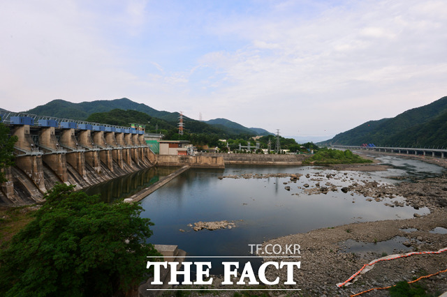 극심한 가뭄이 이어지는 17일 오후 강원도 춘천시 춘천댐이 바닥을 보이고 있다. /춘천=남윤호 기자