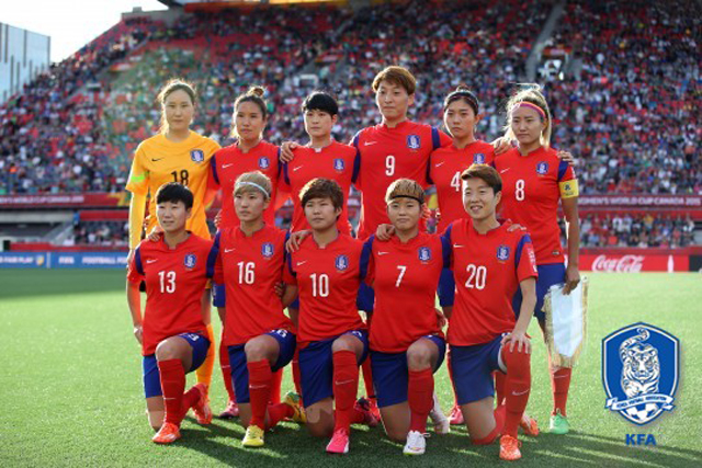 한국, 스페인과 1-1 한국 여자 축구 대표팀이 18일 열리고 있는 스페인전에 앞서 포즈를 취하고 있다. / 대한축구협회 제공