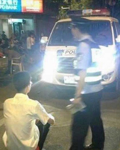 중국의 한 경찰은 상향등을 켜고 달리는 운전자에게 기발한 벌칙을 내려 화제를 모은 바 있다. /웨이보
