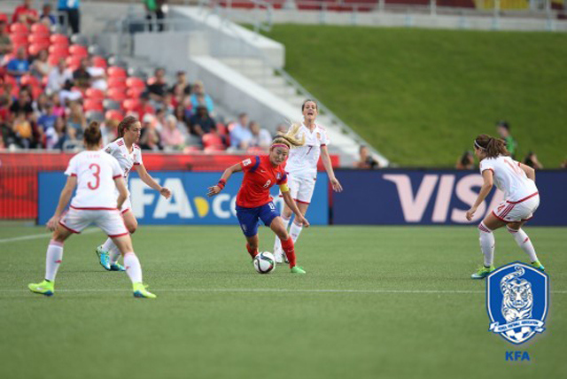 조소현 동점골 조소현(가운데)가 18일 열리고 있는 스페인전에서 드리블하고 있다. / 대한축구협회 제공