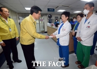 [TF포토] 의료진에 격려금 전하는 황교안 총리